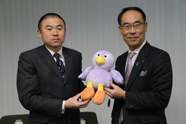 埼玉県大野知事「ふれあい訪問」コバトンをいただきました。