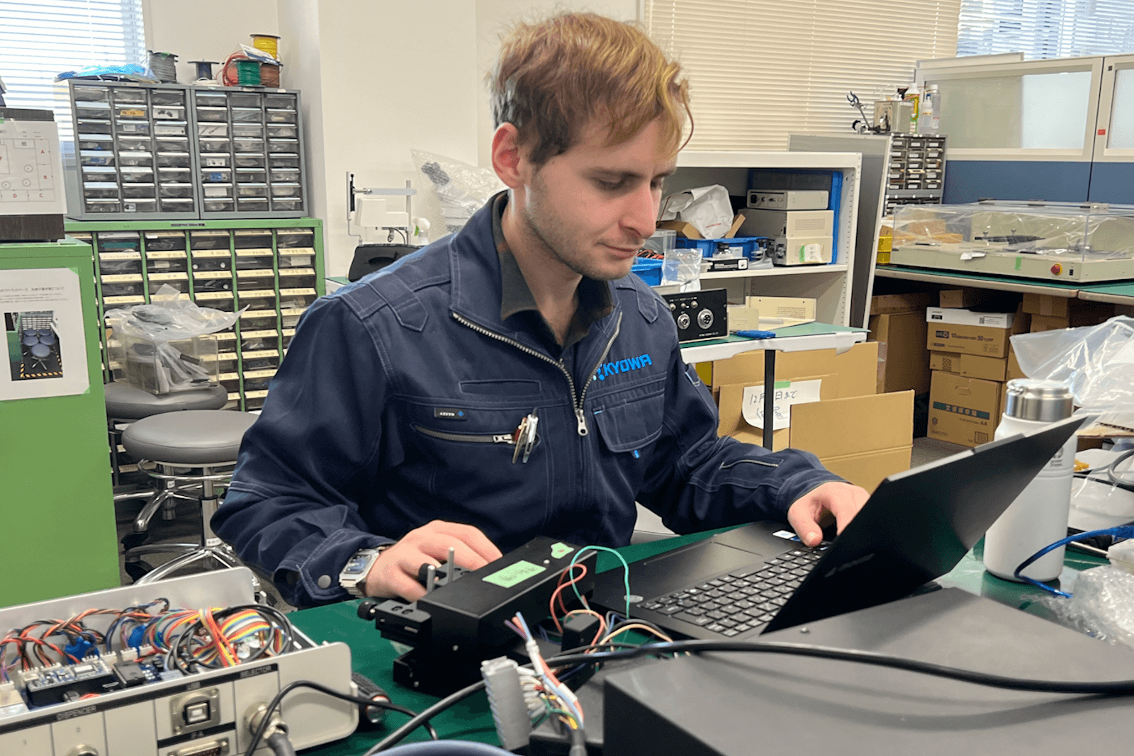 開発業務中のAさん