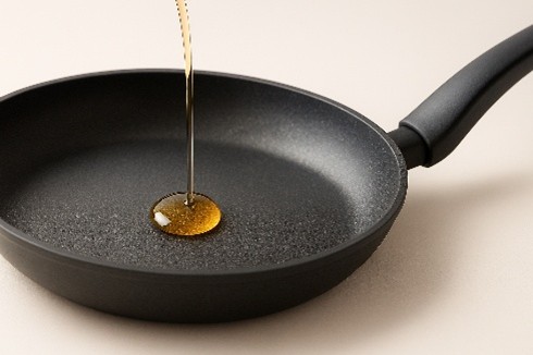 フライパンに油を垂らした例